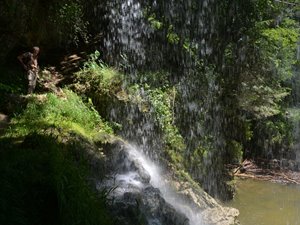 stürzt von den Felsen